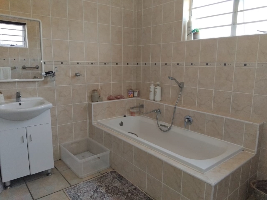 5 Bedroom Property for Sale in Myburgh Park Western Cape